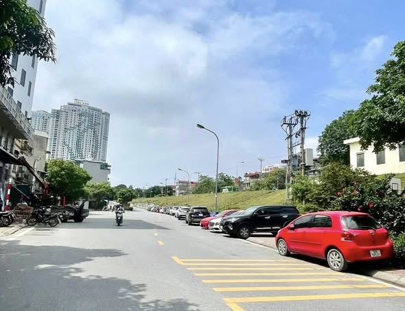 Nhà mặt phố Ngọc Thụy, Long Biên 140m² giá 40 tỷ - Kinh doanh sầm uất!