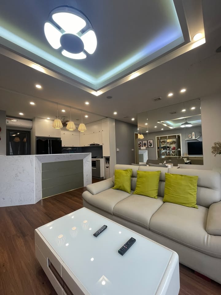 Căn hộ 3 phòng ngủ tại Dcapitale Trần Duy Hưng - 30 triệu/tháng - Nhà trống vào ngay!