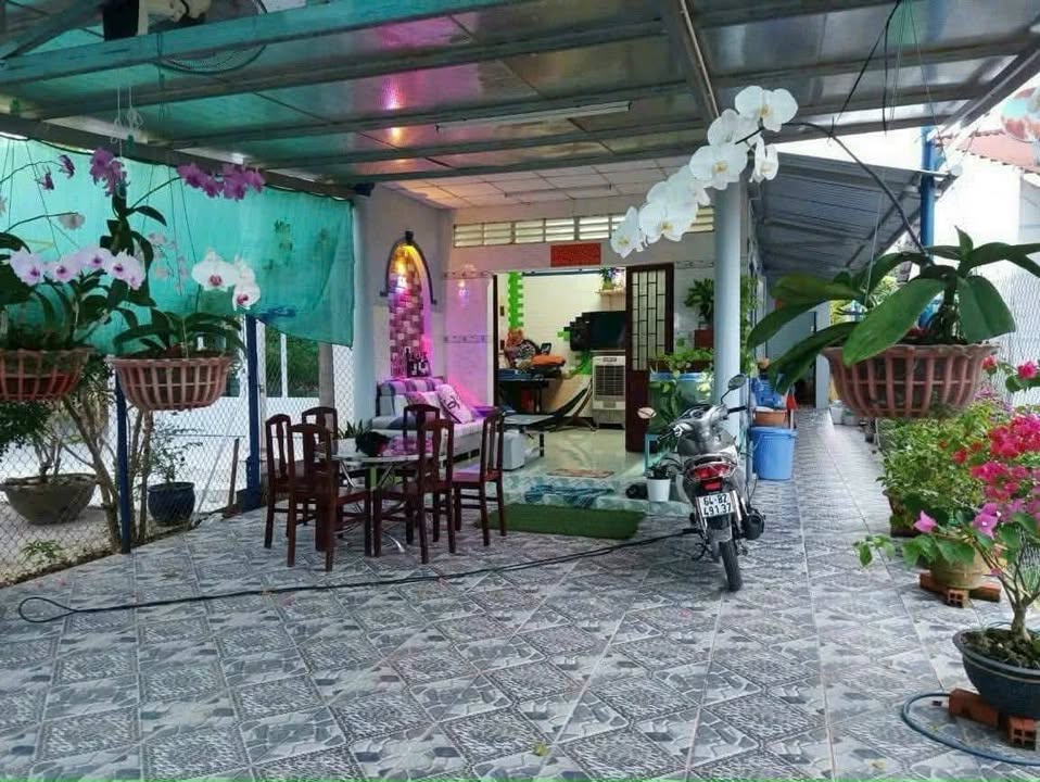 Nhà phố Tân Hạnh, Long Hồ 177.8m² giá 1.25 tỷ - Sổ hồng chính chủ, tiện ích đầy đủ!