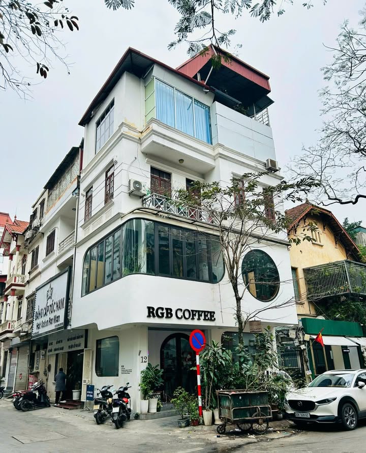 Cho thuê mặt bằng lô góc tại phố Giảng Võ, Ba Đình 80m² chỉ 90 triệu - Địa điểm lý tưởng cho kinh doanh!