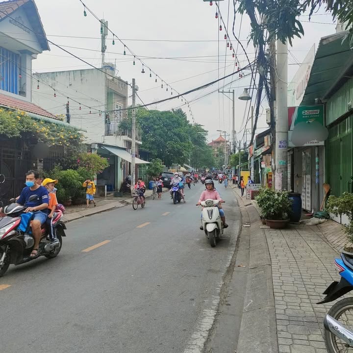 FrontHouse mặt tiền đường Hoàng Hữu Nam, Thủ Đức, 70m² giá 4 tỷ - Kinh doanh thuận lợi!