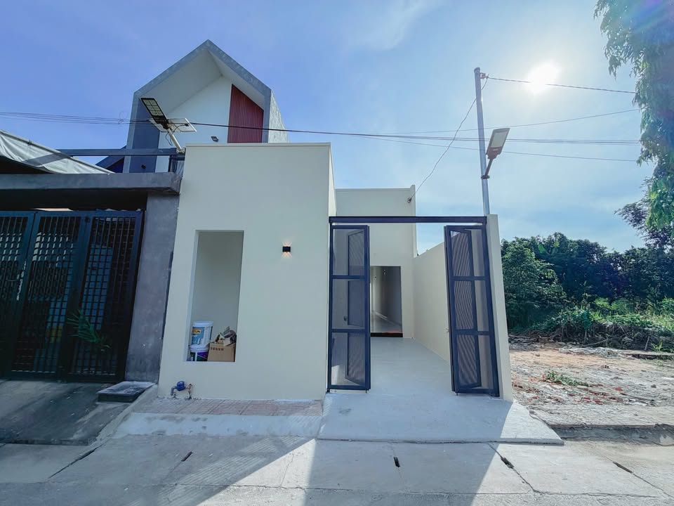 Nhà riêng tại Phường Bình Lộc, Long Khánh 105m² giá 1.59 tỷ - Sổ hồng riêng, hoàn thiện ngay!