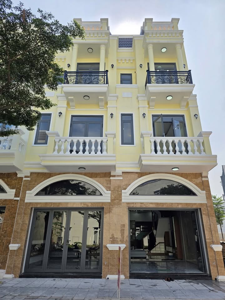 Nhà phố KDC Icons Central Dĩ An 60m² giá 5.1 tỷ - Full nội thất, sẵn sàng vào ở!