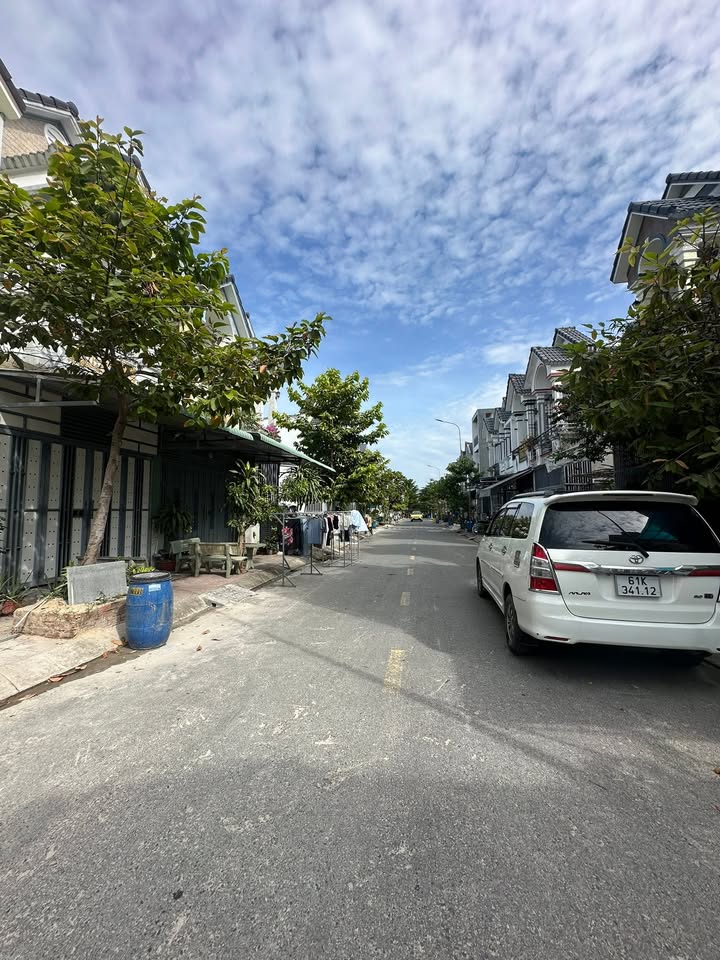 Nhà 2 mặt tiền KDC Phú Hồng Thịnh 8 - Bình Chuẩn 60m² giá 4,15 tỷ - Sẵn sàng vào ở ngay!