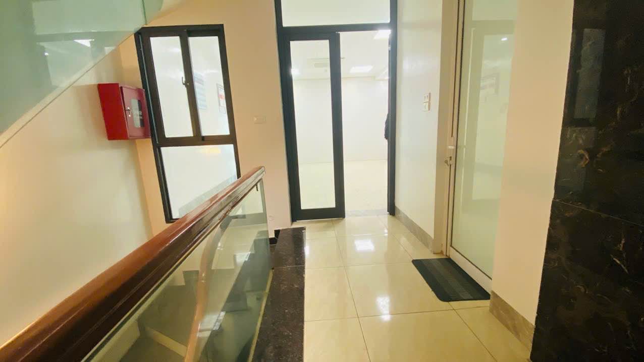 Văn phòng cho thuê Yên Hoà 70m² giá chỉ 10 triệu - Ngăn sẵn 2 phòng thoáng đẹp!