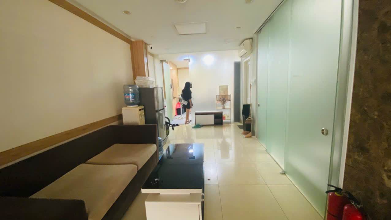 Cho thuê văn phòng 100m² tại phố Vũ Phạm Hàm, Yên Hòa - Ngăn vách kính, Bảo vệ 24/7!