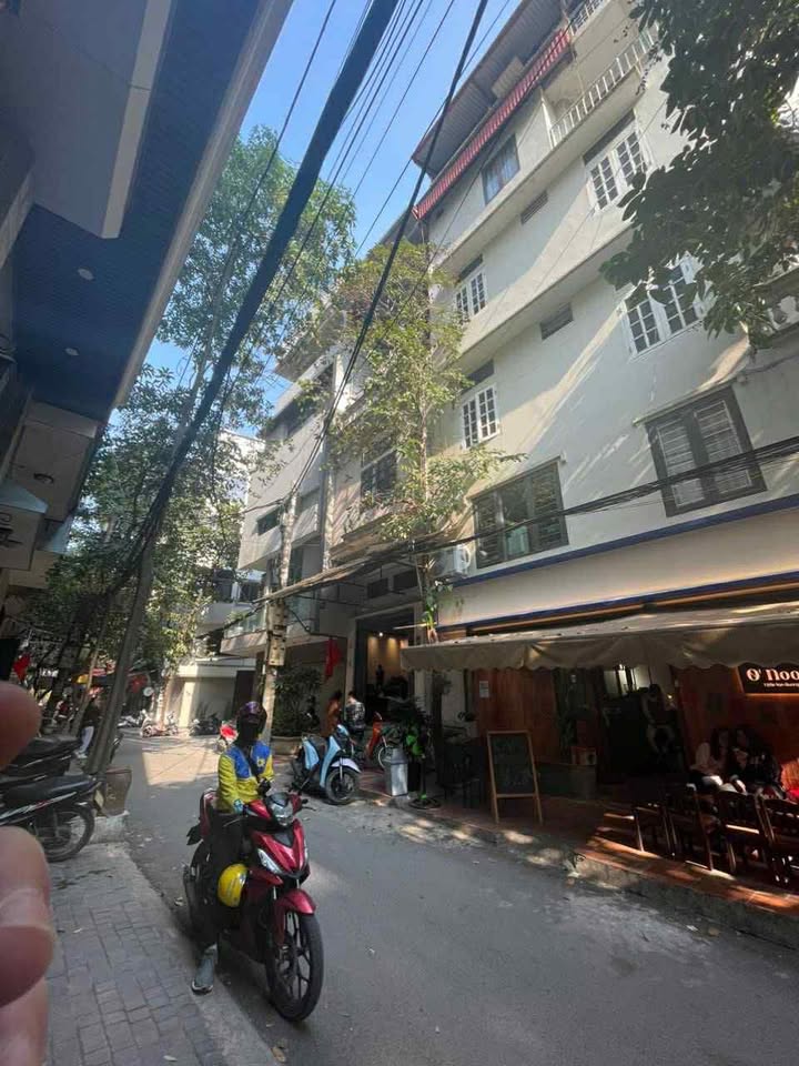 FrontHouse 21m² Hoàng Cầu giá 11 tỷ - Cơ hội kinh doanh hiếm có!