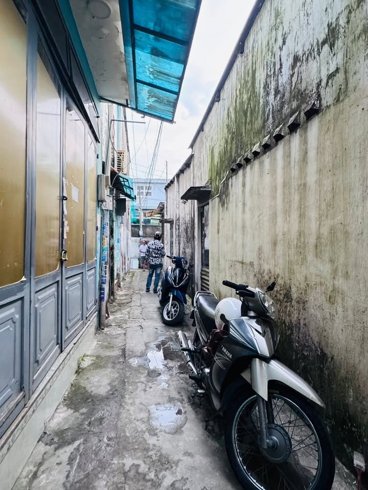 Nhà cấp 4 Bà Điểm 27m² giá 2.2 tỷ - Gần chợ Cây Me, an ninh tốt!