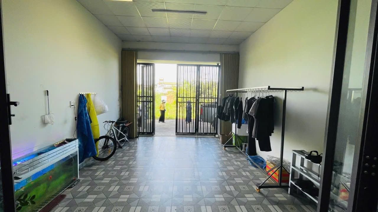 Nhà cấp 4 hẻm 154 Âu Cơ 130.5m² giá 1.6 tỷ - Sân ô tô rộng rãi!