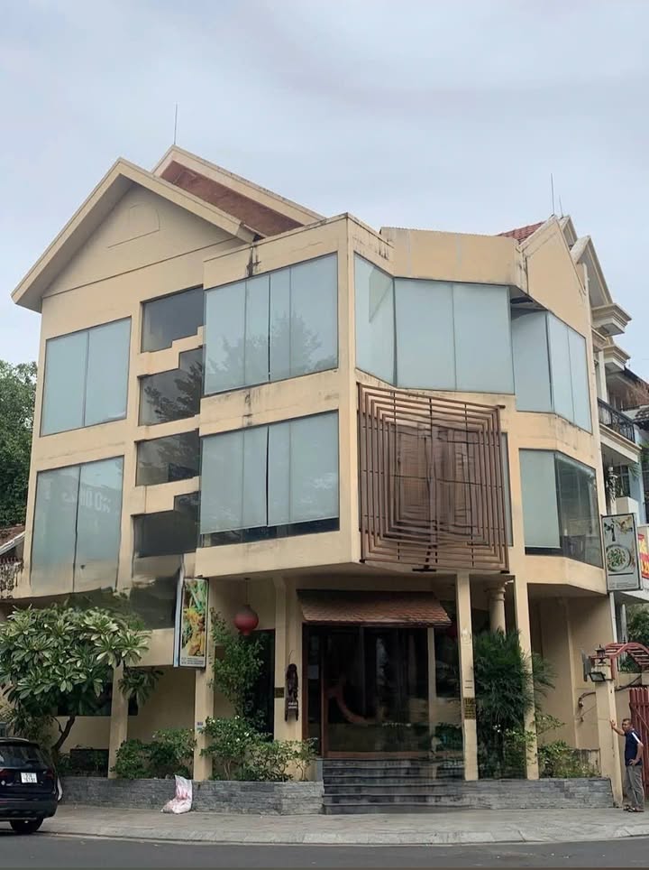 Cho thuê góc 2 mặt tiền đường Phan Xích Long, Phú Nhuận, 120m² - Vị trí đắc địa, giá thỏa thuận!