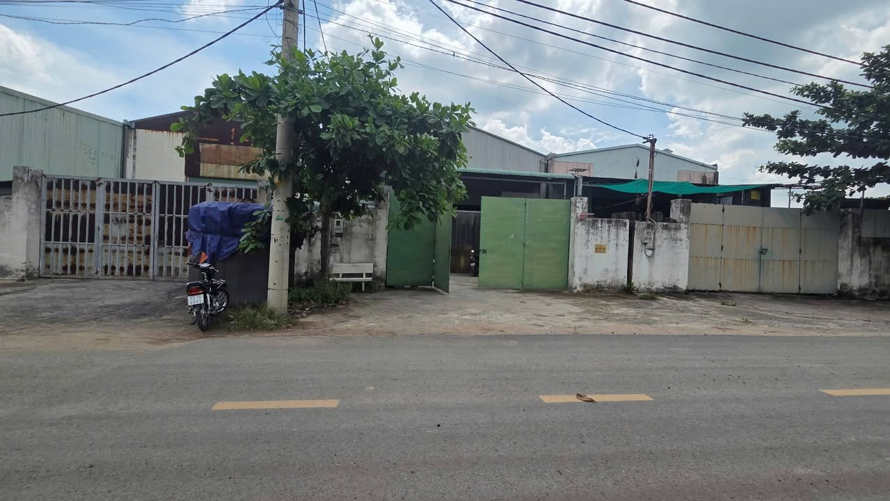 Nhà xưởng Hóc Môn 400m² giá 9.7 tỷ - Đang cho thuê 20 triệu/tháng!