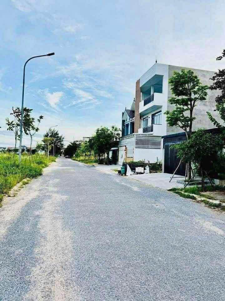 Đất nền liền kề Tây Hữu Nghị, Đồng Hới, 136.5m² giá 3.3 tỷ - View hồ điều hòa đẹp