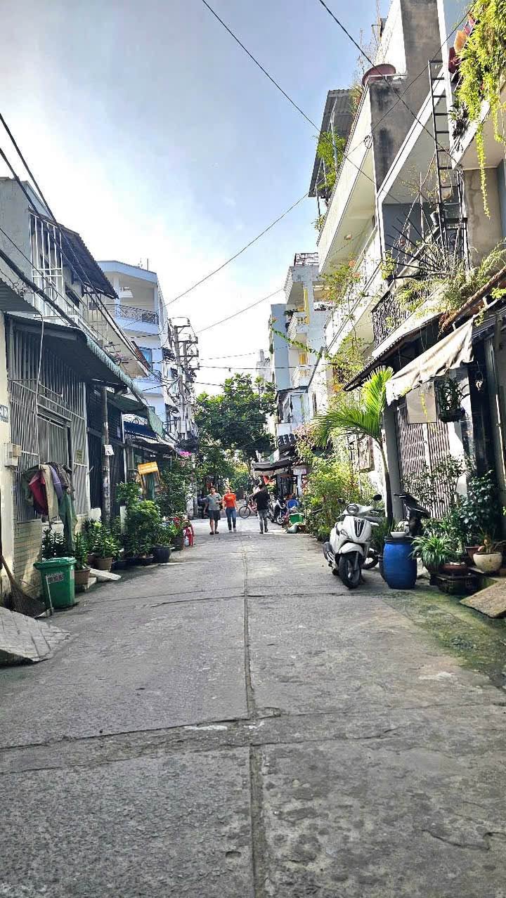 Nhà đẹp 2 tầng Bình Tân 40m² giá 3.95 tỷ - Vị trí sát EON Mall Tân Phú!