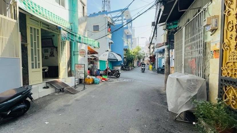 Nhà phố Phạm Văn Chí Quận 6 21.5m² giá 4.3 tỷ - Hẻm xe hơi, vị trí đắc địa!