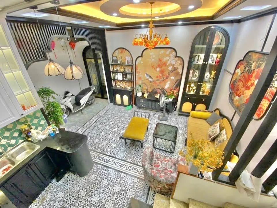 Nhà bán gấp Định Công 33m² giá 7.6 tỷ - Gần hồ điều hòa, chính chủ!