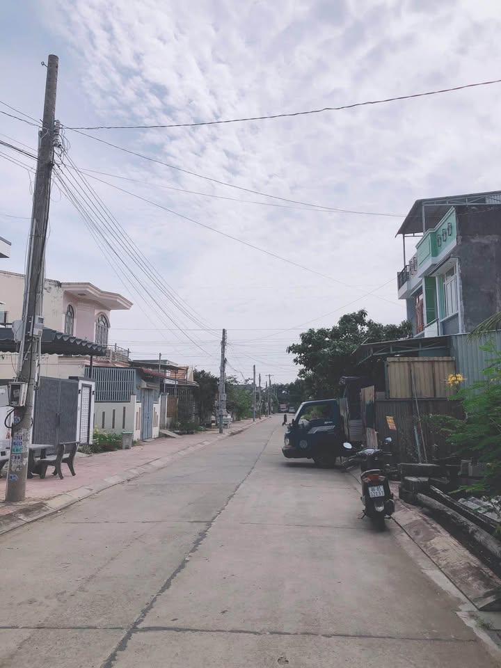 Đất Tái Định Cư Hàm Liêm 100m² giá 1.6 tỷ - Vị trí đẹp, tiện nghi!