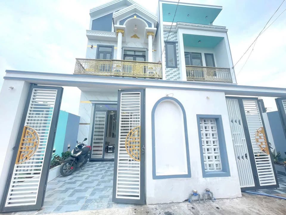 Nhà liền kề Tân Bửu, Bến Lức 100m² giá 2,7 tỷ - Thiết kế hiện đại, nội thất đầy đủ!