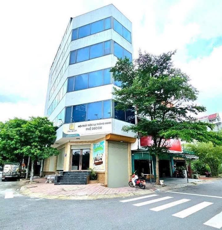 Bán tòa nhà góc 2 mặt tiền Dĩ An 117m² giá 19.5 tỷ - Cơ hội đầu tư sinh lời!