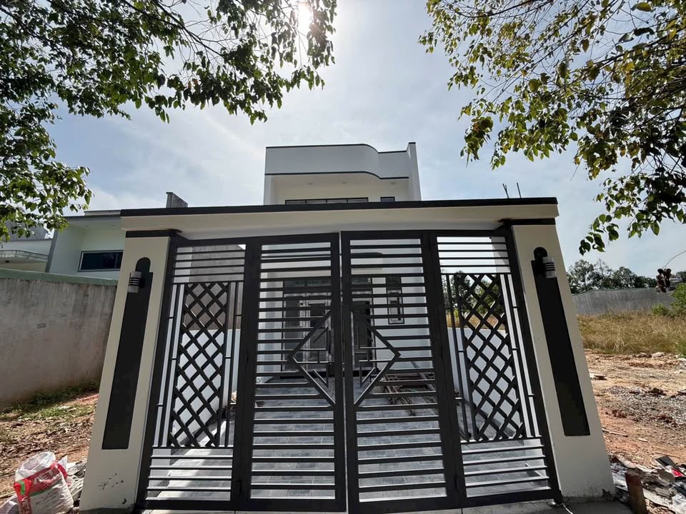 Nhà trệt lửng Thới Hoà Bến Cát 150m² giá 2.45 tỷ - Đường nhựa lớn, tiện nghi đầy đủ!