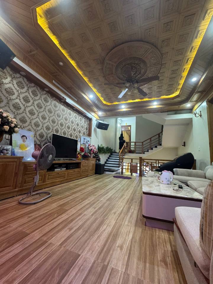 Nhà 4 tầng tại Đông Hương 90m² giá 8.2 tỷ - Gần chợ đầu mối, tiện ích đầy đủ!