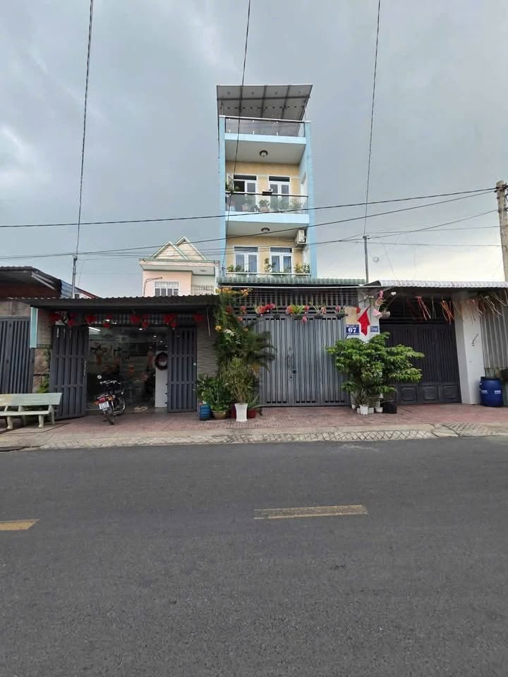 Nhà 2 lầu mặt tiền đường nhựa Tân Hiệp, Hóc Môn 81m² giá 5.5 tỷ - Cuộc sống tiện nghi chờ đón!