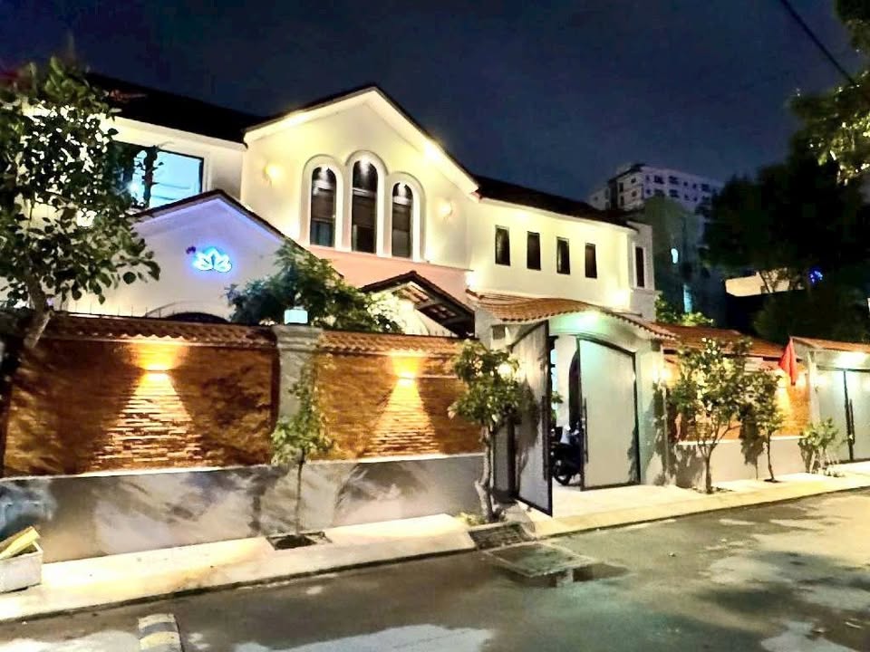 Nhà vườn nghỉ dưỡng 374m² 2 mặt tiền - Chỉ 12 tỷ VND, tặng nội thất cao cấp!