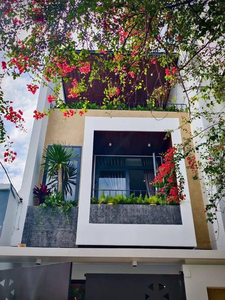 Nhà 3 tầng mặt tiền đường Huỳnh Ngọc Đủ, Đà Nẵng 100m² giá 8.75 tỷ - Full nội thất cao cấp!