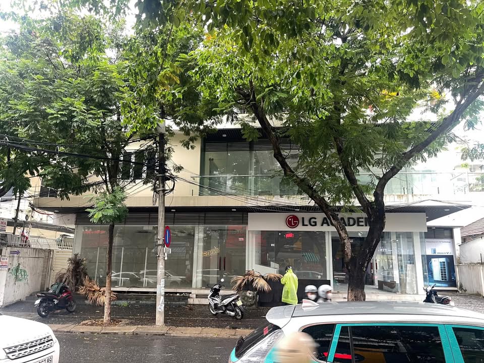 Văn phòng cho thuê 2 tầng tại Đà Nẵng, 950m² - Mặt tiền lớn, kinh doanh tuyệt vời!