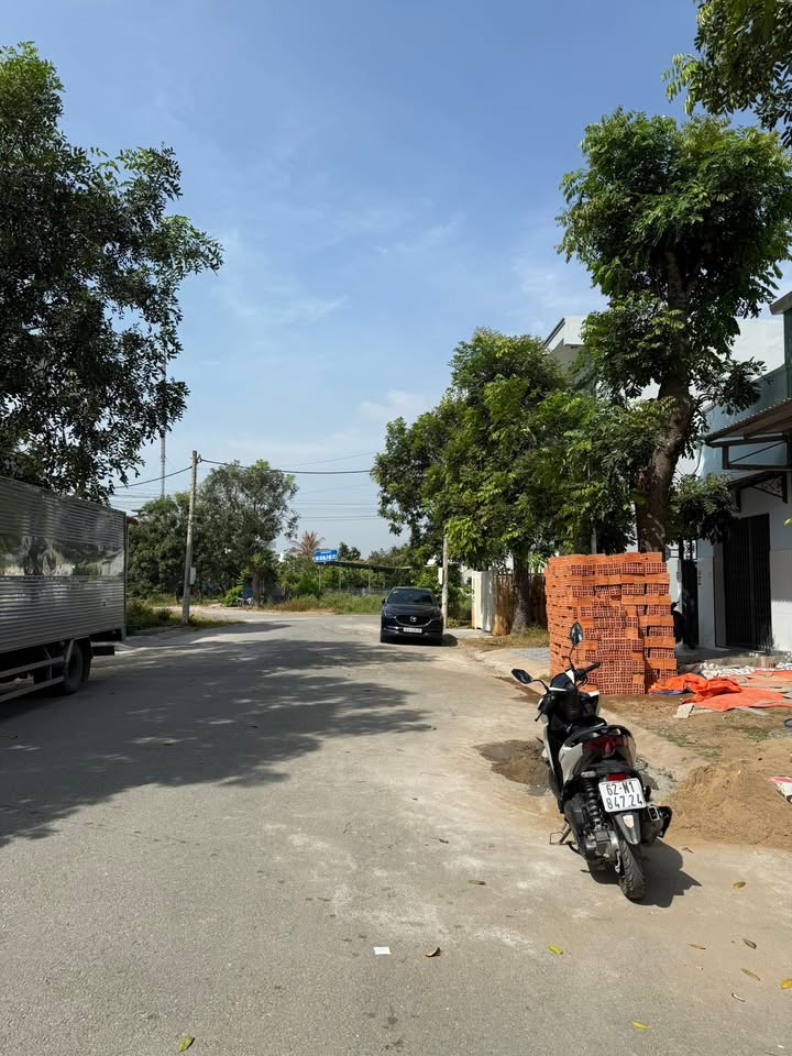 Đất nền Khu Dân Cư Hoàng Long Bến Lức 110m² giá 2.7 tỷ - Nền đẹp, giao thông thuận lợi!