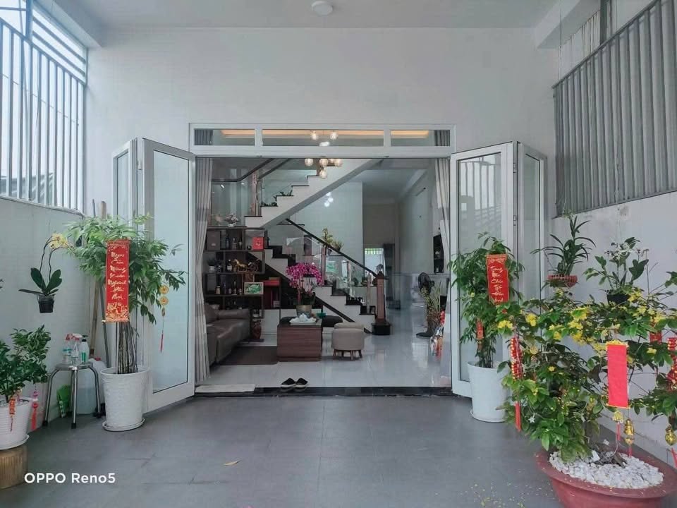 Nhà bán tại Bình Chuẩn, Thuận An 107m² giá 4.3 tỷ - Tặng nội thất sang trọng!