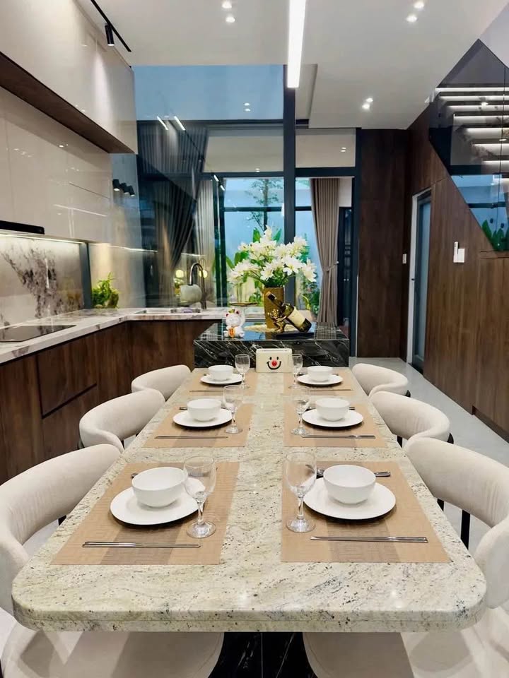 Nhà 3 tầng mặt tiền Huỳnh Ngọc Đủ, Hòa Xuân, Đà Nẵng 100m² giá 8.9 tỷ - Tiện nghi đầy đủ, dân trí cao!