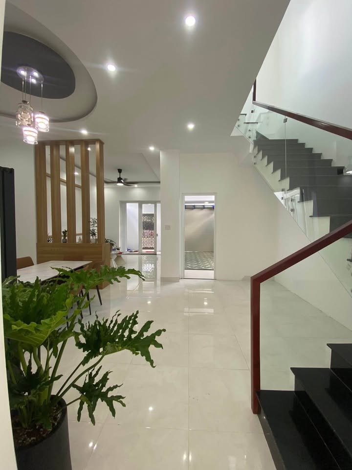 Nhà mặt tiền kinh doanh đường Nguyễn Phúc Chu, 112m² giá 3.9 tỷ - Thiết kế hiện đại, nội thất đầy đủ!