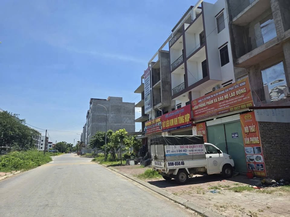 Townhouse mặt đường Nguyễn Trãi 100m² giá chỉ 9 tỷ - Cơ hội đầu tư hấp dẫn!