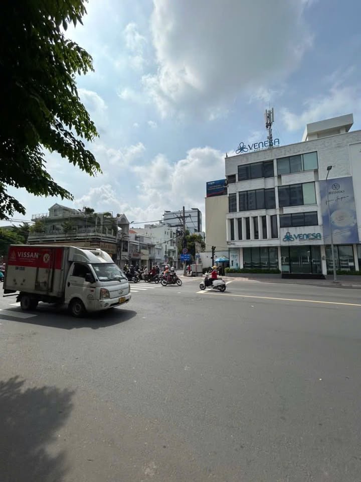 Nhà mặt tiền kinh doanh đường Hoàng Minh Giám, Phú Nhuận 86m² giá 18.99 tỷ - Đầu tư sinh lời ngay!