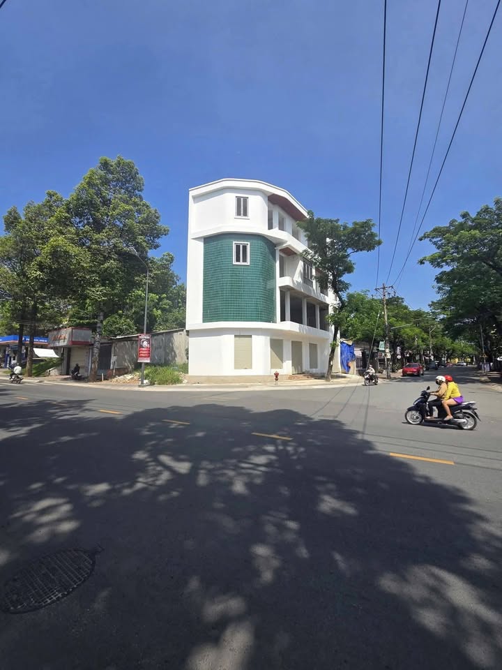 Nhà góc 2 mặt tiền đường Cách Mạng Tháng 8, Thủ Dầu Một - Giá chỉ 23 tỷ!