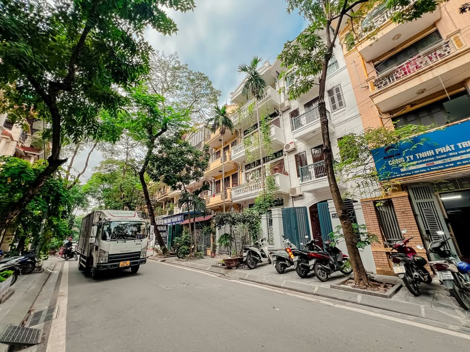 Nhà liền kề KĐM Định Công 95m² giá 39 tỷ - Kinh doanh ngay lập tức!