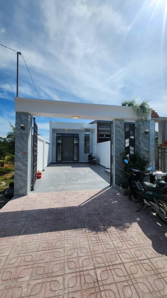 Nhà phố Long Hoa, Tây Ninh 190m² giá 1.668 tỷ - Vị trí đẹp, kinh doanh tốt!