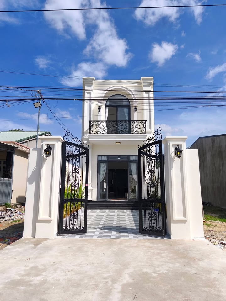 Nhà phố 1 trệt 1 lầu tại Long Hoa, Tây Ninh - Đầy đủ nội thất cao cấp chỉ 2.6 tỷ!