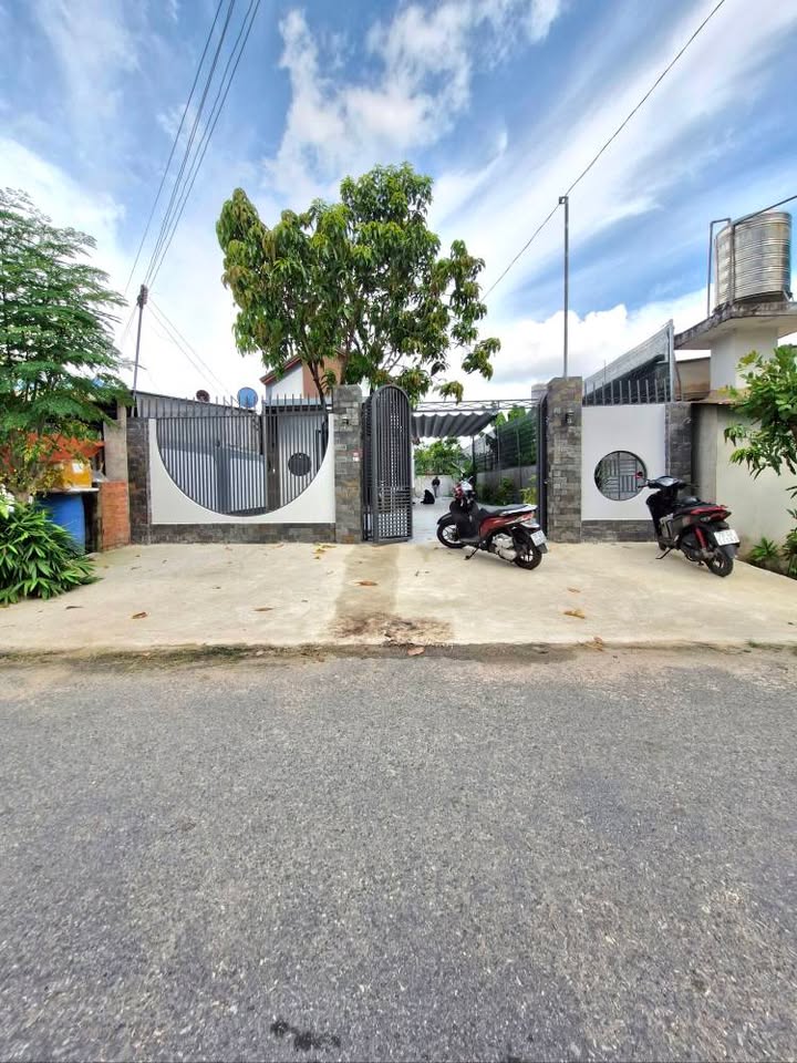 Nhà sân vườn Hòa Thành Tây Ninh 96m² giá 1.45 tỷ - Gần chợ Long Hoa!