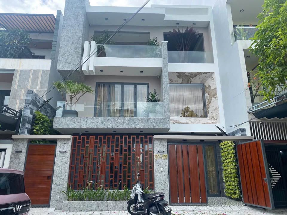 Nhà 3 tầng Hòa Xuân 200m² - Nội thất xịn xò, sẵn sàng vào ở!