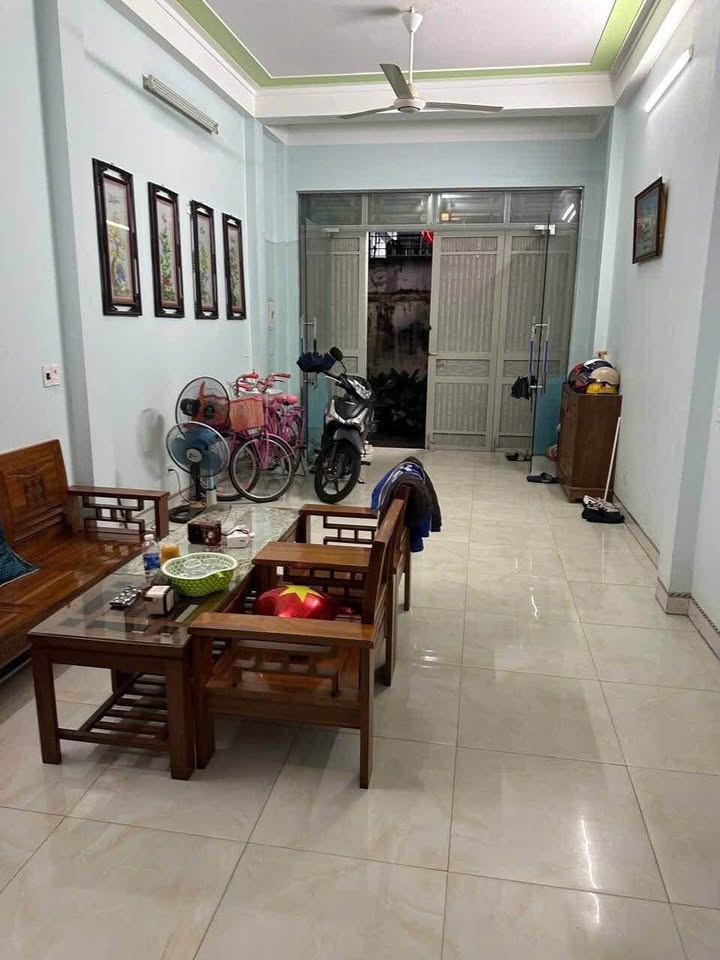 Nhà 2,5 tầng phường Đông Vệ 70m² giá 3 tỷ - Nhà còn mới, ô tô đậu thoải mái!