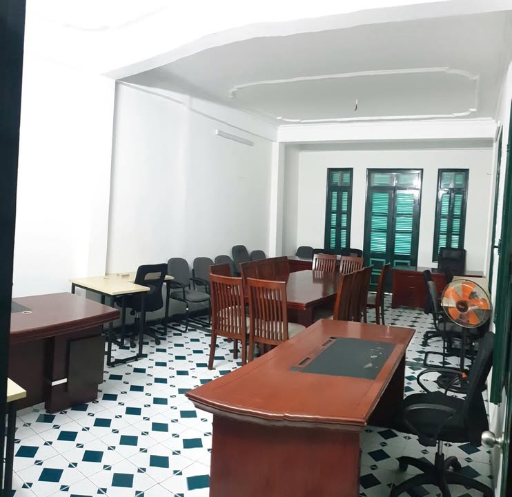 Cho thuê nhà mặt phố Hoàng Quốc Việt 180m² giá thỏa thuận - Nhà đẹp, ngõ ô tô