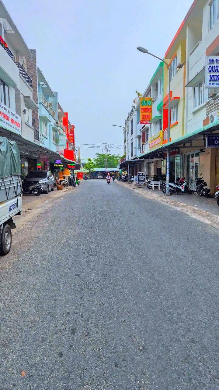 Nhà phố Rạch Giá 80m² giá 4 tỷ - Hướng Tây Nam, nội thất đầy đủ!