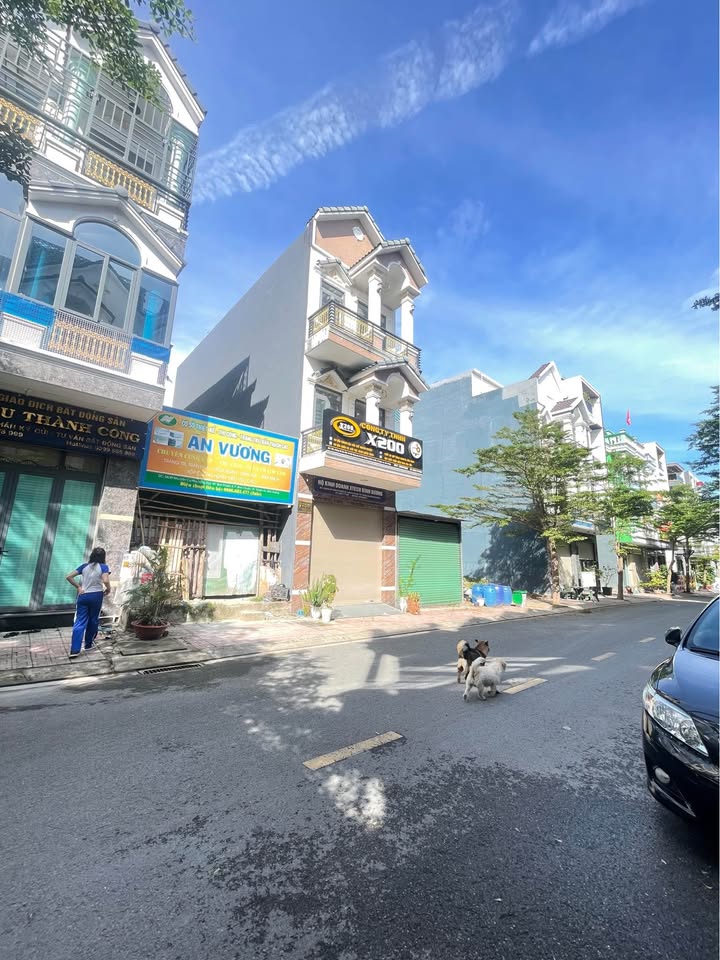 Nhà 3 tầng tại Thuận An, Bình Dương 60m² giá 4.25 tỷ - Thiết kế hiện đại, gần tiện ích!