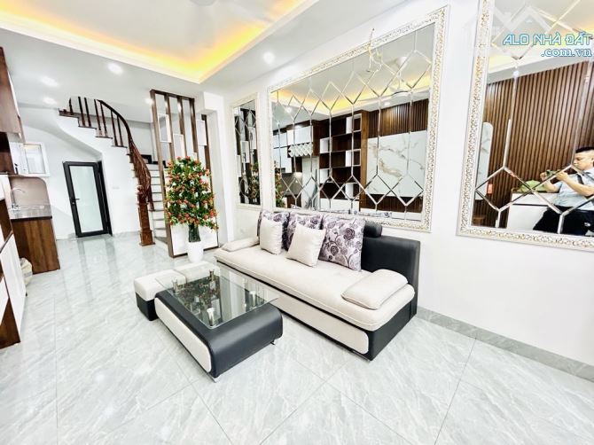 Nhà phố Tân Mai 40m² giá thỏa thuận - Đường ô tô đỗ tránh, chính chủ bán gấp!