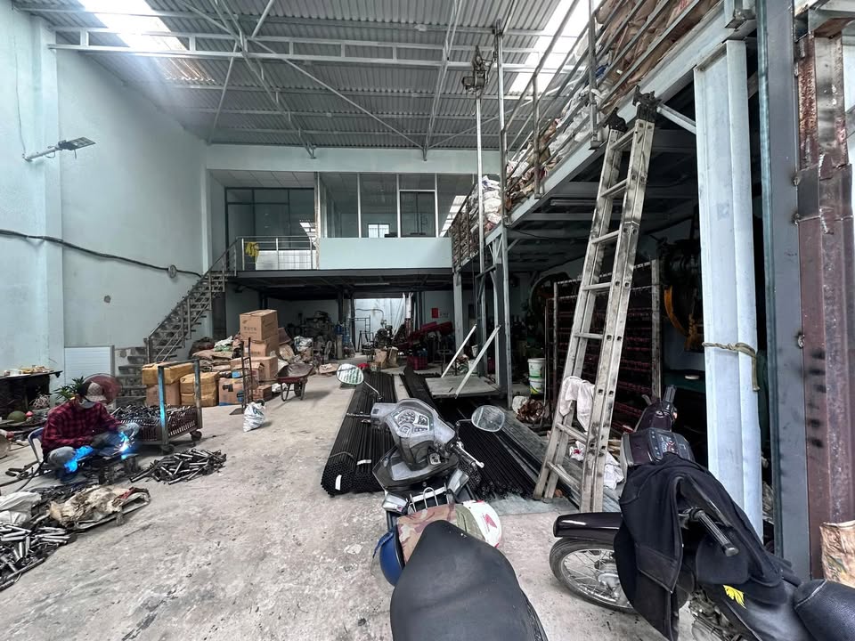 Xưởng Hóc Môn 180m² giá 7.8 tỷ - Sổ hồng riêng, thương lượng ngay!