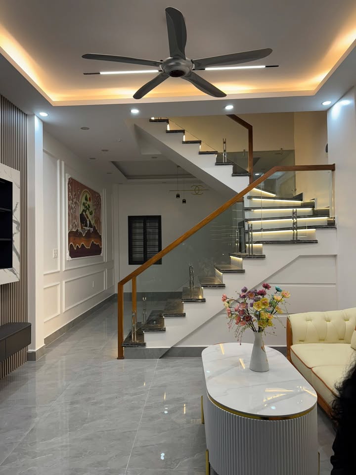 Nhà chính chủ 3 tầng phố An Dương 40m² giá 3.28 tỷ - Thiết kế hiện đại, gần trường học!