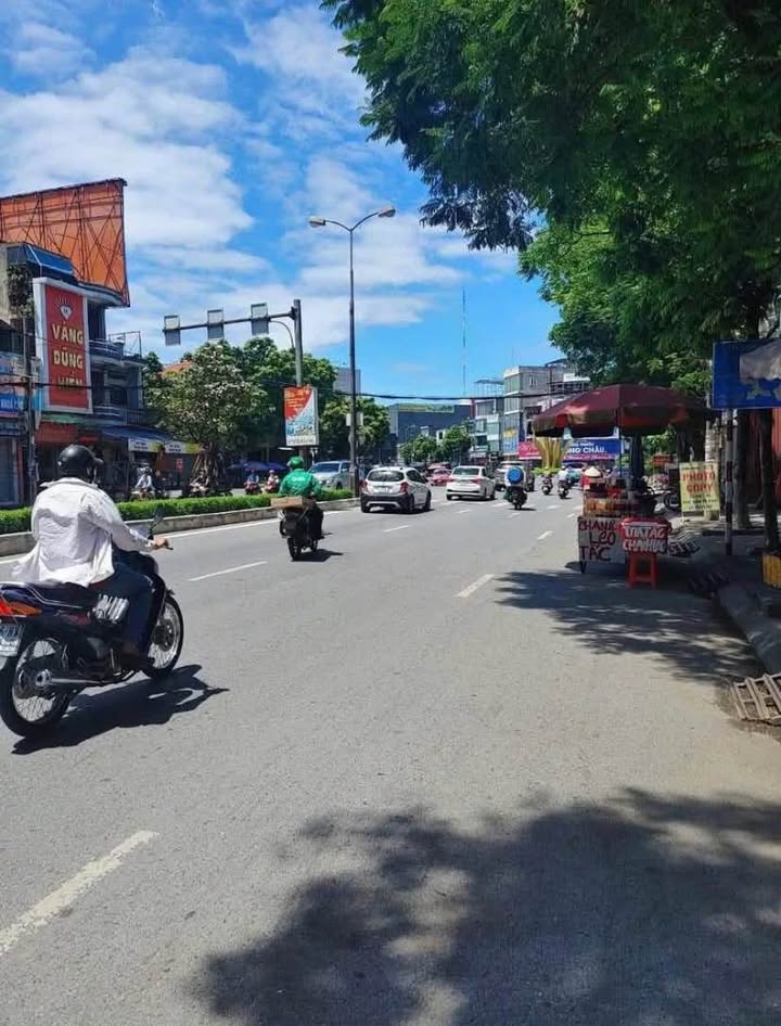 Nhà mặt đường Trường Chinh, Kiến An 120m² giá 11.5 tỷ - Kinh doanh sầm uất!