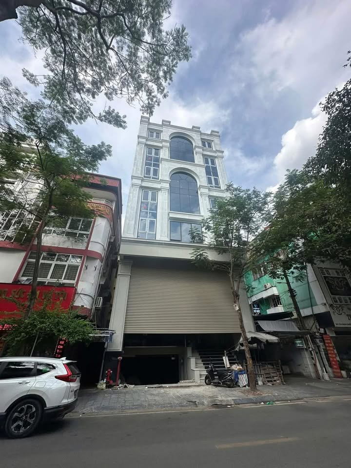 Tòa nhà cho thuê tại Trung Phụng, Đống Đa - 200m², Giá 300 triệu, Thiết kế hiện đại!