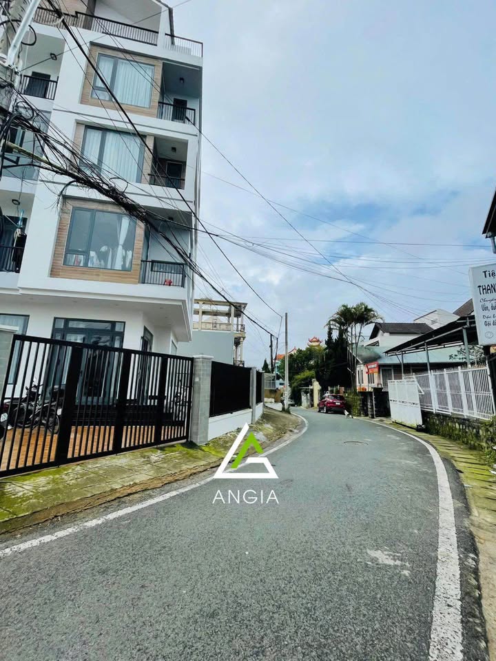 Nhà mặt tiền Cổ Loa Đà Lạt 111m² giá 14.2 tỷ - Thiết kế hiện đại, cho thuê ổn định!